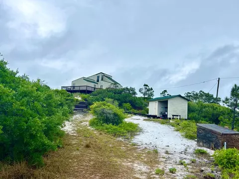 724 Gulf Shore Dr, Carrabelle, FL 32322