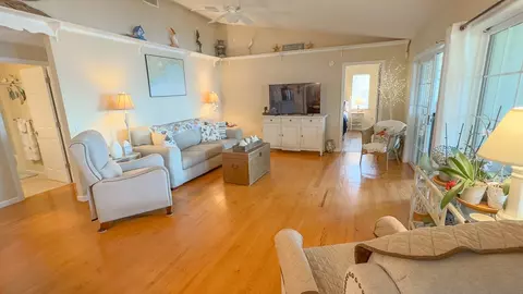 Living - 2320 Hwy 98 E, Carrabelle, FL 32322 photo 1 of 5
