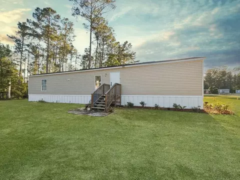 138 Maple Ave, Wewahitchka, FL 32465