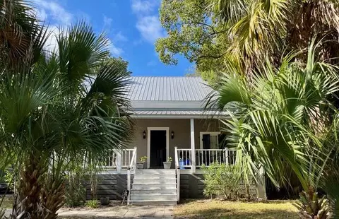 124 8th St, Apalachicola, FL 32320