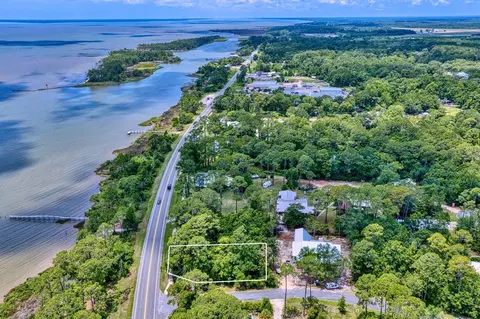 104 Bay Colony Way, Apalachicola, FL 32320