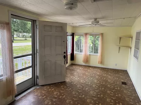 Living - 505 NW 3rd St, Carrabelle, FL 32322 photo 1 of 3
