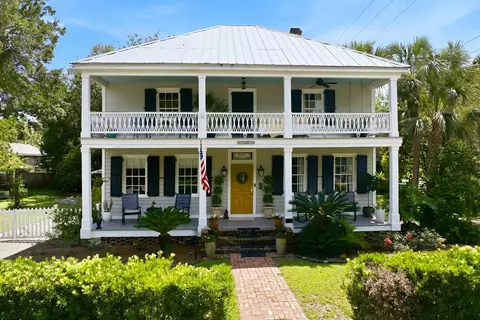 128 4th St, Apalachicola, FL 32320