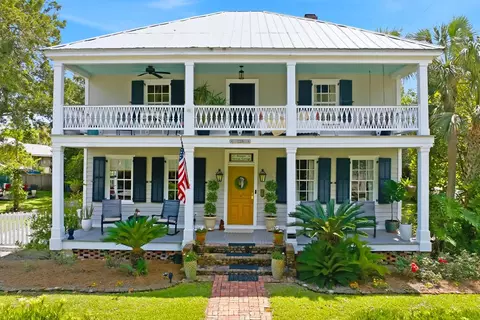 128 4th St, Apalachicola, FL 32320