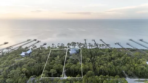 2039 Sand Dollar Trl, Saint George Island, FL 32328