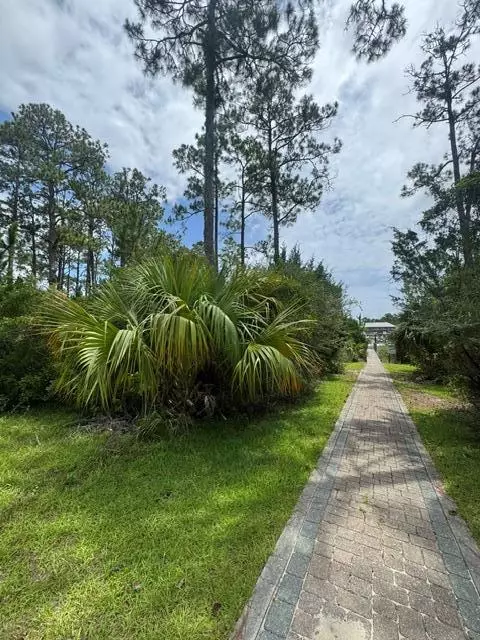 341 Sandalwood Trc, Carrabelle, FL 32322