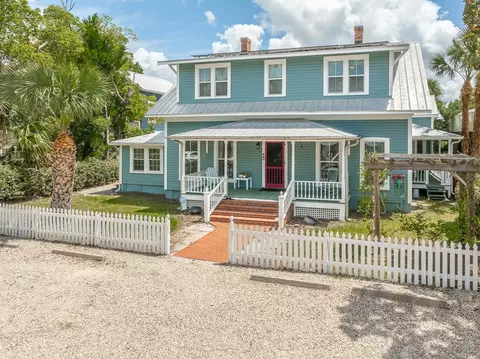 111 4th St, Apalachicola, FL 32320