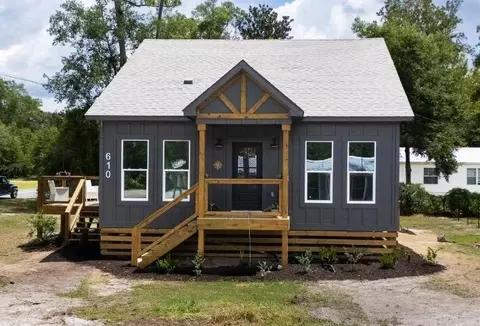 610 W 10th St, Carrabelle, FL 32322