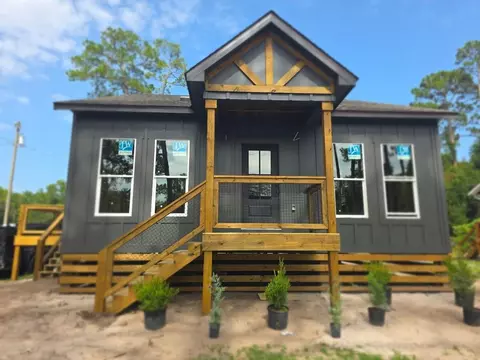 610 W 10th St, Carrabelle, FL 32322
