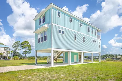 121 Anglers Harbor Ln, Carrabelle, FL 32322