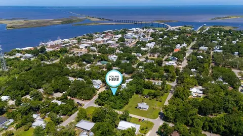 140 5th St, Apalachicola, FL 32320