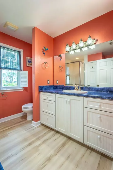 Bath - 9 Hammock Cove Rd, Eastpoint, FL 32328 photo 4 of 5
