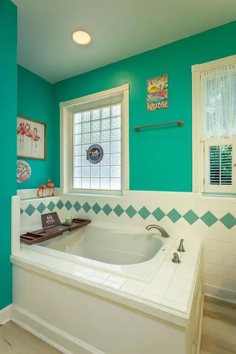 Bath - 9 Hammock Cove Rd, Eastpoint, FL 32328 photo 3 of 5