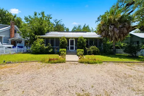 34 7th St, Apalachicola, FL 32320