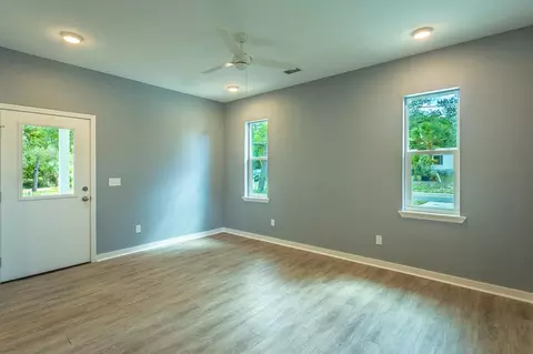 Living - 509 SE 7th St, Carrabelle, FL 32322 photo 1 of 4