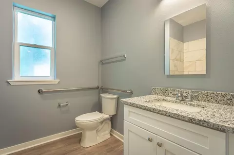 Bath - 509 SE 7th St, Carrabelle, FL 32322 photo 3 of 5
