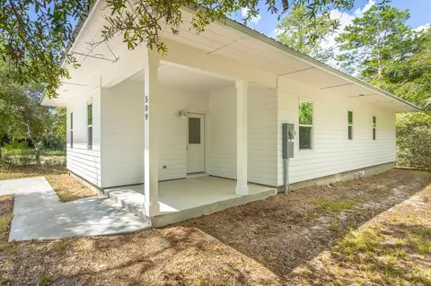 Exterior - 509 SE 7th St, Carrabelle, FL 32322 photo 2 of 5