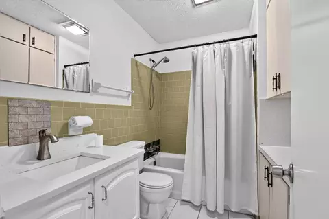 Bath - 3077 Hwy 98 E, Lanark Village, FL 32323 photo 2 of 3