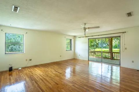 Living - 112 Hinton St, Carrabelle, FL 32322 photo 7 of 7