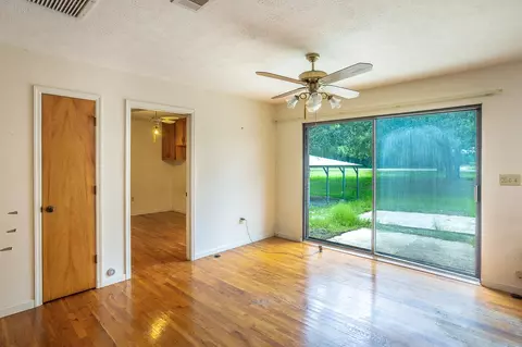 Living - 112 Hinton St, Carrabelle, FL 32322 photo 6 of 7