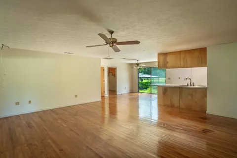 Living - 112 Hinton St, Carrabelle, FL 32322 photo 4 of 7
