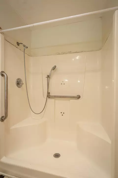 Bath - 112 Hinton St, Carrabelle, FL 32322 photo 3 of 4