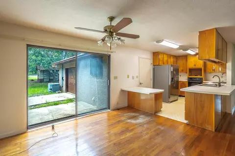 Living - 112 Hinton St, Carrabelle, FL 32322 photo 5 of 7