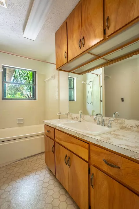 Bath - 112 Hinton St, Carrabelle, FL 32322 photo 4 of 4