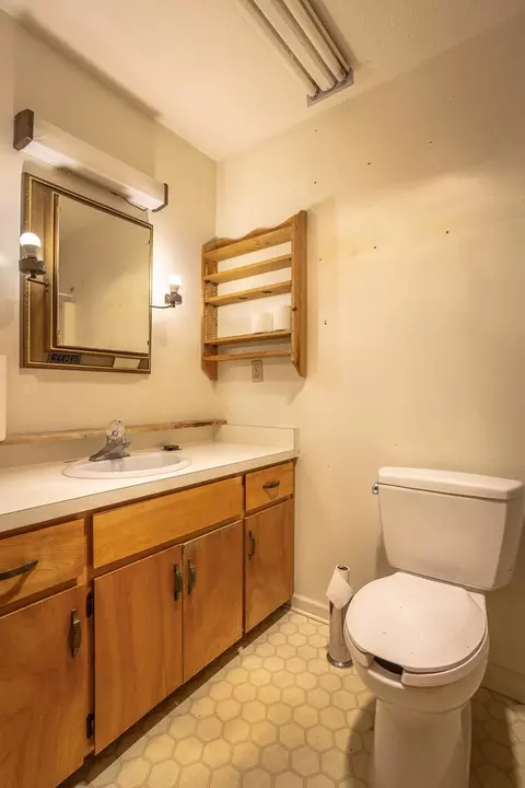 Bath - 112 Hinton St, Carrabelle, FL 32322 photo 2 of 4