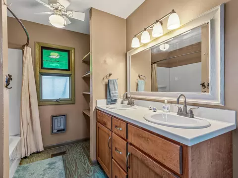 Bath - 669 Bay Dr, Carrabelle, FL 32322 photo 2 of 4