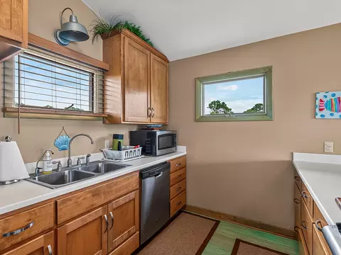 Kitchen - 669 Bay Dr, Carrabelle, FL 32322 photo 4 of 7
