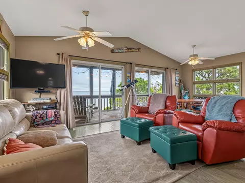 Living - 669 Bay Dr, Carrabelle, FL 32322 photo 2 of 4