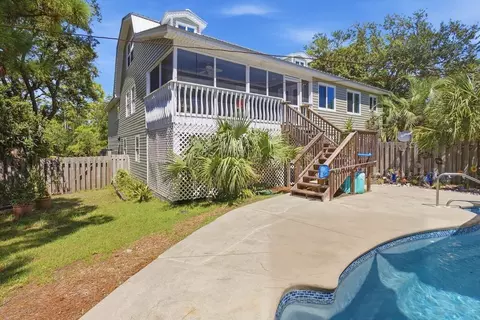 980 E Pine Ave, Saint George Island, FL 32328