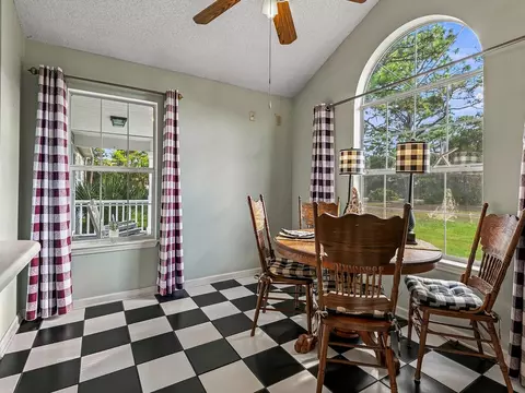 Dining - 155 Putnal St, Carrabelle, FL 32322 photo 3 of 4