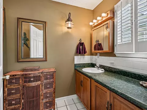 Bath - 155 Putnal St, Carrabelle, FL 32322 photo 3 of 5