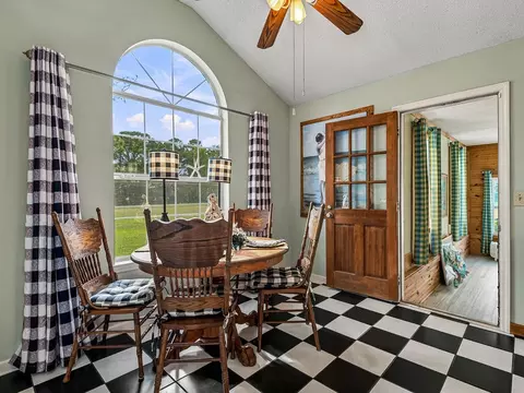 Dining - 155 Putnal St, Carrabelle, FL 32322 photo 4 of 4