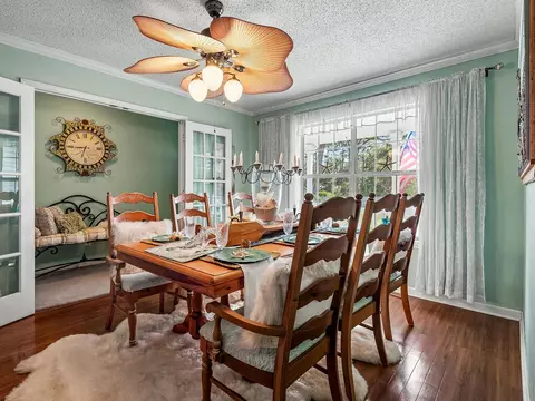 Dining - 155 Putnal St, Carrabelle, FL 32322 photo 2 of 4