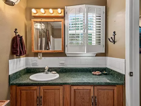 Bath - 155 Putnal St, Carrabelle, FL 32322 photo 4 of 5
