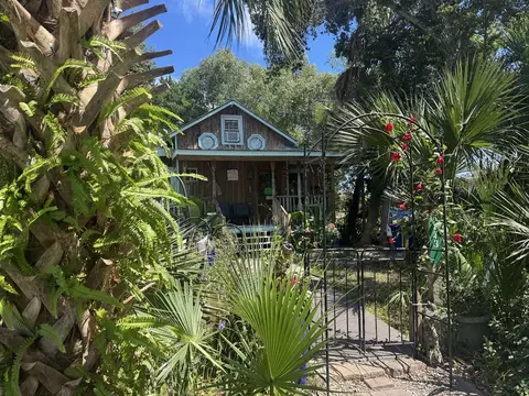 143 4th St, Apalachicola, FL 32320