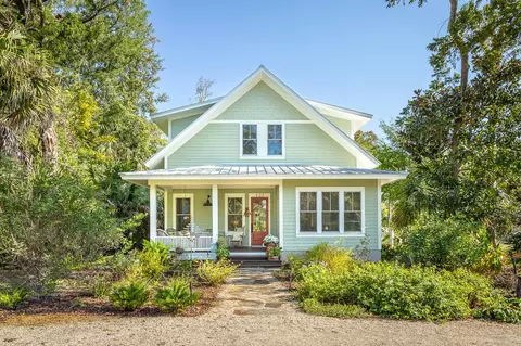 123 8th St, Apalachicola, FL 32320
