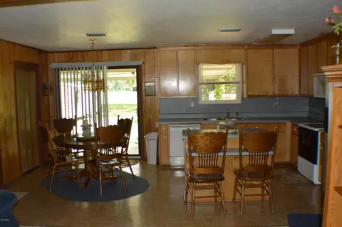 835 Maple, Chipley, FL 32428 photo 4