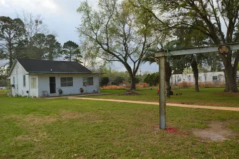 417 6th St, Chipley, FL 32428 photo 2