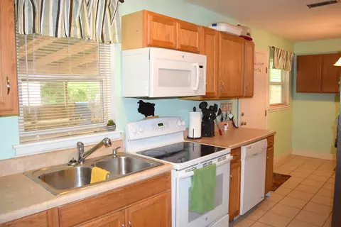 606 2nd St, Chipley, FL 32428 photo 3