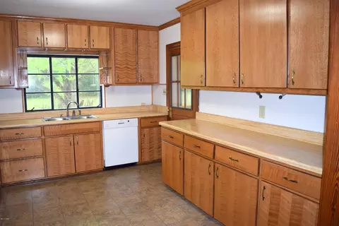420 6th St, Chipley, FL 32428 photo 7
