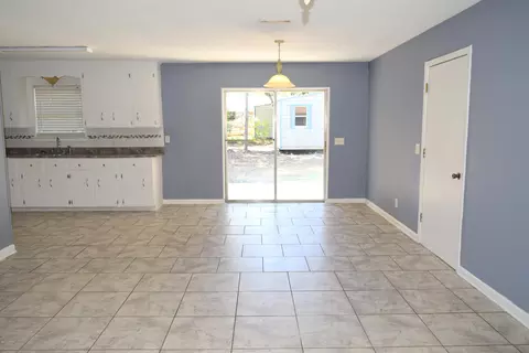 576 2nd St, Chipley, FL 32428 photo 3