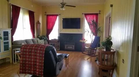 5372 9th St, Malone, FL 32445 photo 2