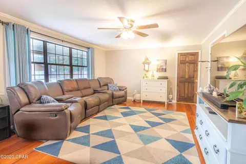 652 2nd St, Chipley, FL 32428 photo 4