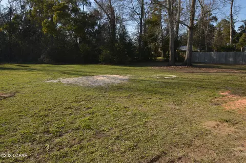 808 8th St, Chipley, FL 32428