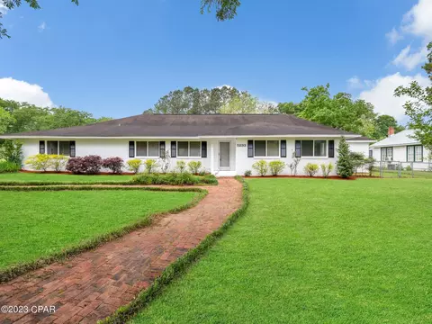 5233 Forest Dr, Graceville, FL 32440