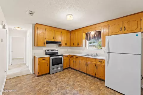 555 Davis St, Chipley, FL 32428 photo 8